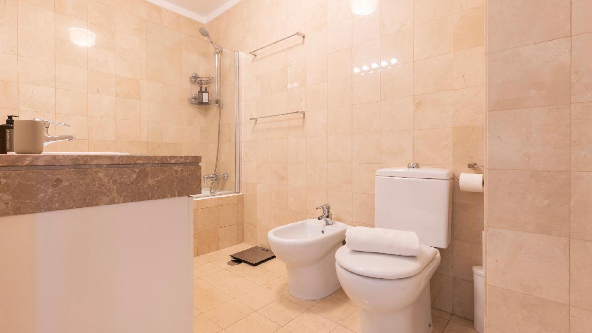Stylish Apartment With Parking By Lovelystay Lisbona Esterno foto
