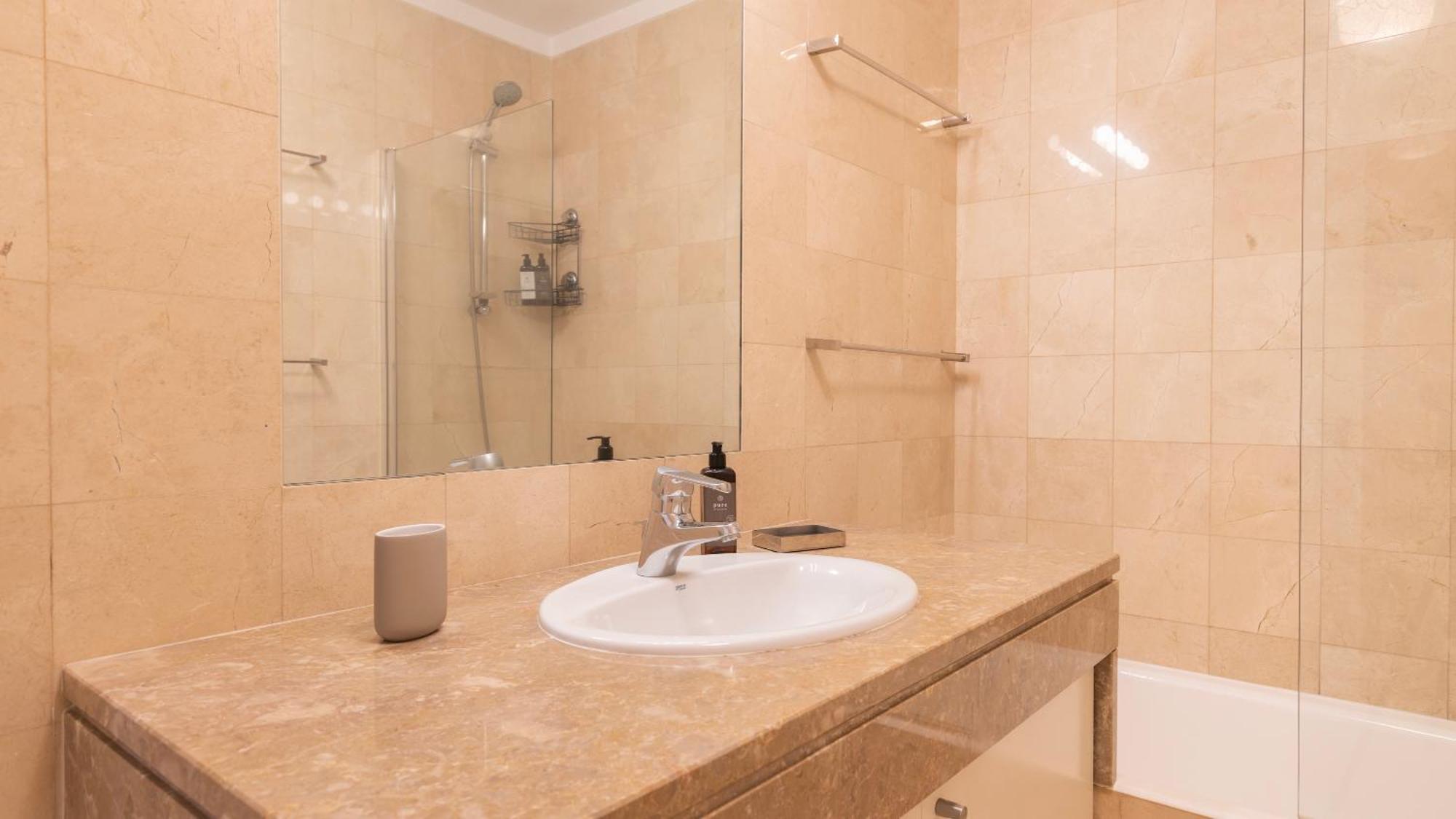 Stylish Apartment With Parking By Lovelystay Lisbona Esterno foto