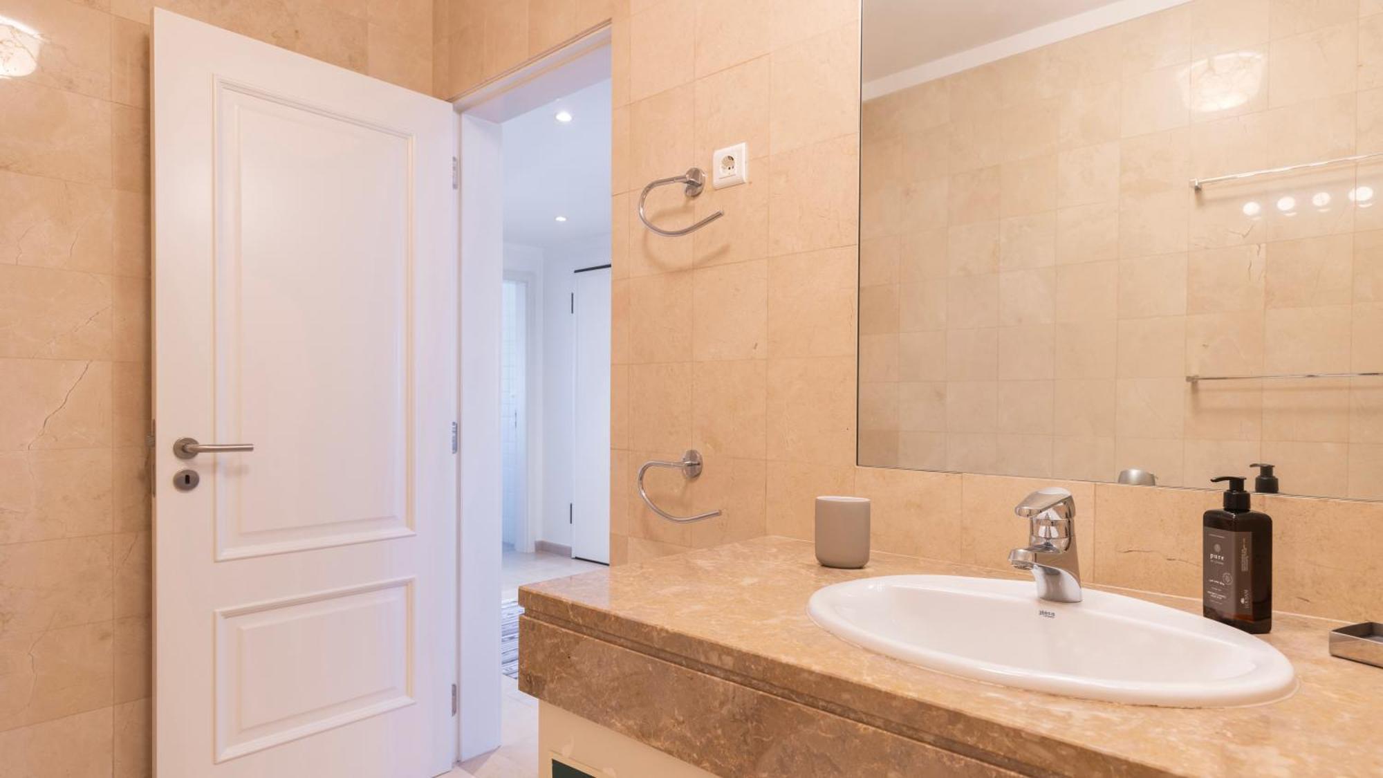 Stylish Apartment With Parking By Lovelystay Lisbona Esterno foto